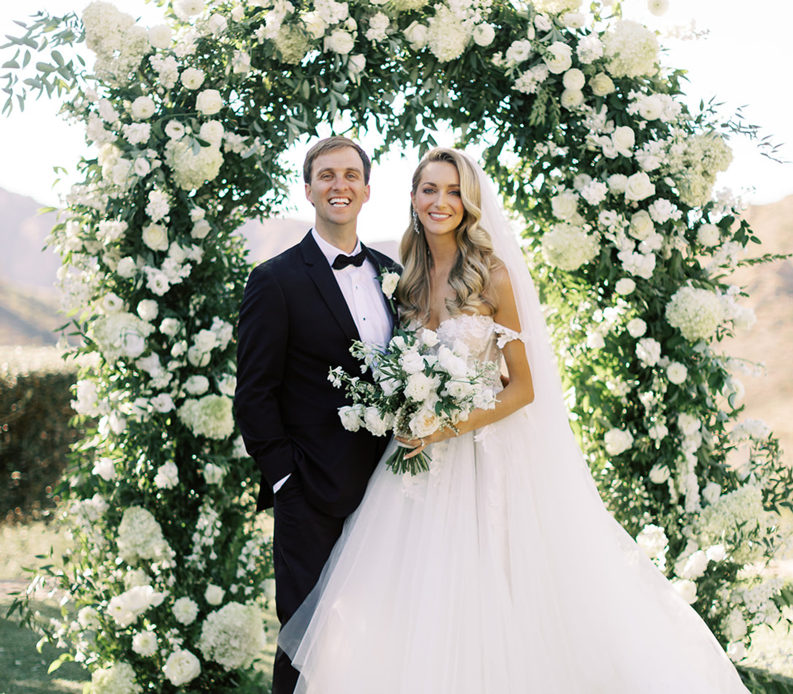 Timeless white-and-green bridal florals at Cielo Farms